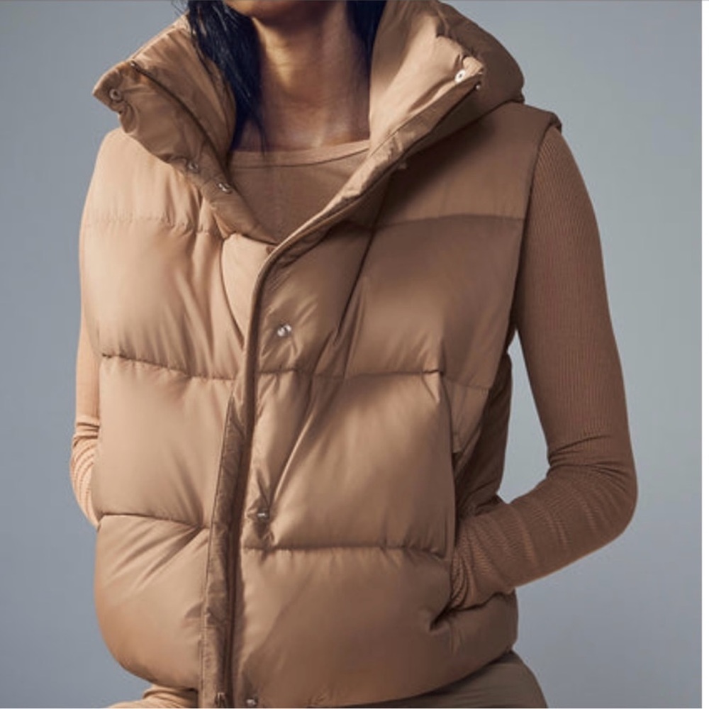 Alo Gold Rush puffer vest-Toasted Almond size Medium.Sold out online.